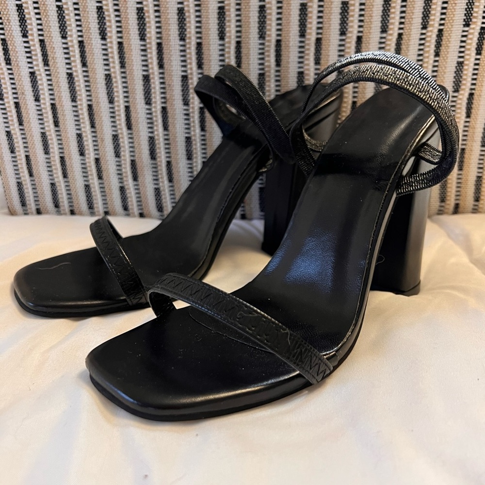 Black trendy strapped heels with thick heel and elastic straps (size 7)